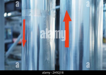 Flèches rouges de la direction du milieu sur le pipeline.Alimentation en carburant et en gaz Banque D'Images