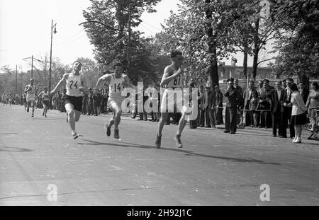 Varsovie, 1947-05-11.Trzeci powojenny Bieg Narodowy Na Prze³aj W Warszawie.NZ. Zawodnicy na trasie na ul.Piusa XI (obecnie ul.Piêkna). bk/ms PAPVarsovie, le 11 mai 1947.La première course nationale d'après-guerre.Photo : la course passe la rue Pie XI (aujourd'hui la rue Piekna). bk/ms PAP Banque D'Images