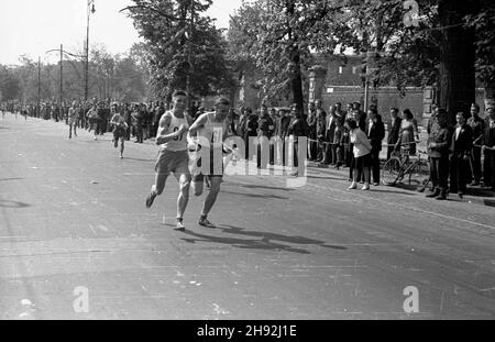 Varsovie, 1947-05-11.Trzeci powojenny Bieg Narodowy Na Prze³aj W Warszawie.NZ. Zawodnicy na trasie na ul.Piusa XI (obecnie ul.Piêkna). bk/ms PAPVarsovie, le 11 mai 1947.La première course nationale d'après-guerre.Photo : la course passe la rue Pie XI (aujourd'hui la rue Piekna). bk/ms PAP Banque D'Images