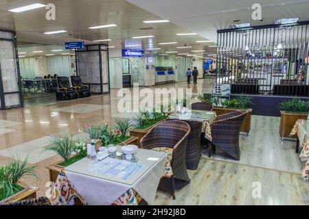BICHKEK, KIRGHIZISTAN - 27 MAI 2017 : intérieur de l'aéroport international de Manas à Bichkek. Banque D'Images