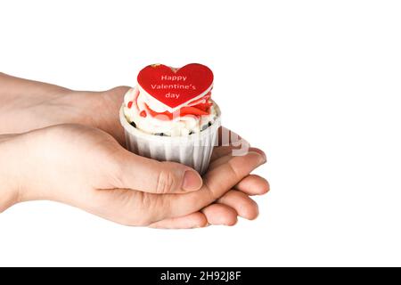 Gâteau en forme de coeur dans la main avec l'inscription Happy Valentine's Day sur fond blanc isolé.Cupcake en gros plan en forme de coeur Banque D'Images