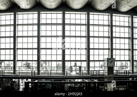 Prise de vue en niveaux de gris de grandes fenêtres à l'intérieur de l'usine. Banque D'Images