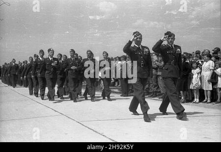 Dêblin, 1947-05-11.Uroczysta promocja podchor¹¿ych na chor¹¿ych i podporuczników Oficerskiej Szko³y Lotniczej.NZ. Defilada wojskowa z okazji prommocji.Maszeruj¹ promowani podoficerowie. bk/ms PAPDeblin, le 11 mai 1947.Les cadets de l'École des officiers de pilotage sont promus à des signes et à des lieutenants juniors.Photo : promos sur parade. bk/ms PAP Banque D'Images