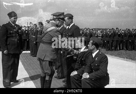 Dêblin, 1947-05-11.Uroczysta promocja podchor¹¿ych na chor¹¿ych i podporuczników Oficerskiej Szko³y Lotniczej.marsza³ek Polski, ministre obrony narodowej Micha³ Rola-¯ymierski (2L) dokonuje promocji BK/ms PAPDeblin, le 11 mai 1947.Les cadets de l'École des officiers de pilotage sont promus à des signes et à des lieutenants juniors.Photo : le maréchal de Pologne et le ministre de la Défense Michal Rola-Zymierski (2e à partir de la gauche) font la promotion des cadets. bk/ms PAP Banque D'Images