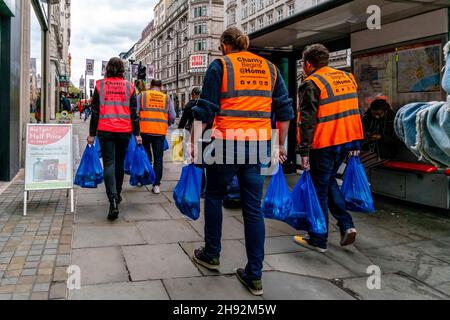 La charité commence chez Home Workers distribuant des provisions aux sans-abri dans le centre de Londres, Londres, Royaume-Uni. Banque D'Images
