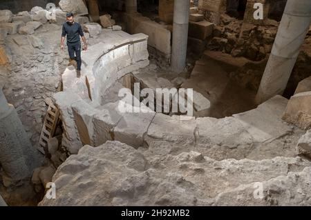 Un ouvrier se promène au-dessus d'une ancienne structure semblable à un théâtre romain de la période du second Temple à l'intérieur des tunnels souterrains du mur de l'Ouest qui sont un ensemble de tunnels fabriqués par l'homme et creusés pour rechercher le mur de l'Ouest et les antiquités qui lui sont liées, La majeure partie du tunnel est dans la continuation du mur occidental en plein air et est situé sous les bâtiments du quartier musulman de la vieille ville de Jérusalem. Israël Banque D'Images