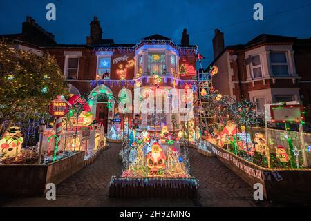 Londres, Royaume-Uni.3 décembre 2021."Les lumières Birkhall" - des lumières spectaculaires de la maison de Noël s'affichent à Lewisham, au sud-est de Londres.Pendant près de vingt ans, Garry Leach et sa famille passent environ deux mois à transformer leur jardin à l'avant de Birkhall Road, Catford, en un pays merveilleux d'hiver à l'aide de la charité.Cette année, l'écran lumineux de Noël prend en charge Dementia UK.Credit: Guy Corbishley/Alamy Live News Banque D'Images