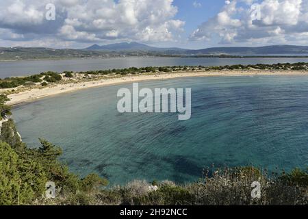 Paysage naturel avec vue panoramique sur la plage de Voidokilia une plage de sable populaire à Messinia, Péloponnèse en Grèce. Banque D'Images