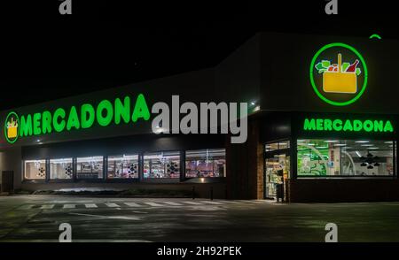 Campos, Espagne; décembre 01 2021: Façade principale de la chaîne de supermarchés Mercadona, dans la ville de Majorcan de Campos, la nuit Banque D'Images