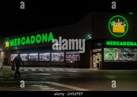 Campos, Espagne; décembre 01 2021: Façade principale de la chaîne de supermarchés Mercadona, dans la ville de Majorcan de Campos, la nuit Banque D'Images