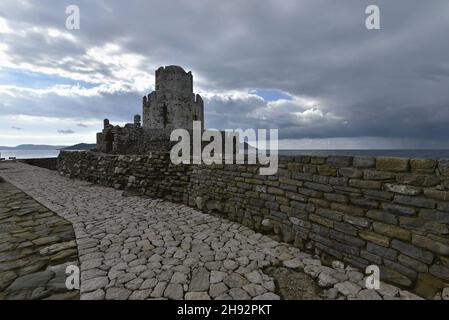 Paysage avec vue panoramique sur Bourtzi une tour octogonale a servi de prison dans le château de Methoni la fortification médiévale de Messinia Grèce. Banque D'Images