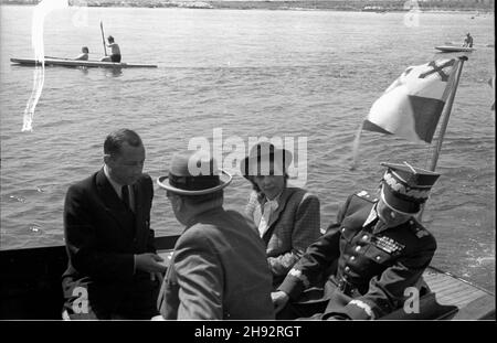 Varsovie, 1947-05-18.Podniesienie bandery W Yacht Klubie Polski przy ul.Wa³ Miedzeszyñski.Przeja¿d¿ka oddan¹ do u¿ytku ³odzi¹ motorow¹ prezydenta Boles³awa Bieruta 'Belweder'.NZ. gen., wiceminister obrony narodowej (1P), Eugenia Krassowska, podsekretarz stau W ministerstwie oœwiaty (2P), ambasador ZSRR Wiktor Lebiediew (2L) oraz ministre unikomkacji Jan Rabanowski (PAP). bk/ak varsovie, 18 mai 1947.Pavillon hissant dans le Yacht Club polonais sur la rue Wal Miedzeszynski.Photo: voile sur la rivière Wisla à bord d'un bateau à moteur accordé par le Président Boleslaw Bierut et christisevré 'Belwede Banque D'Images