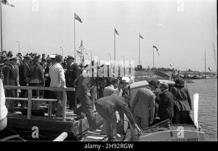 Varsovie, 1947-05-18.Podniesienie bandery W Yacht Klubie Polski przy ul.Wa³ Miedzeszyñski.Przeja¿d¿ka motorówk¹ po Wiœle. bk/ak PAP Varsovie, 18 mai 1947.Pavillon hissant dans le Yacht Club polonais sur la rue Wal Miedzeszynski.Photo : un bateau à moteur sur la rivière Wisla. bk/ak PAP Banque D'Images