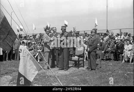 Varsovie, 1947-05-18.Podniesienie bandery W Yacht Klubie Polski przy ul..Wicister eminobrony narodowej gen.Piotr Jaroszewicz (3L) odczytuje list od prezydenta Boles³awa Bieruta - Honorowego Komandora YKP. bk/ak PAP Varsovie, 18 mai 1947.Pavillon hissant dans le Yacht Club polonais sur la rue Wal Miedzeszynski.Photo : le ministre général adjoint de la Défense Piotr Jaroszewicz (3e à partir de la gauche) lit une lettre du président rom Boleslaw Bierut, membre honoraire du Club polonais de la jeunesse. bk/ak PAP Banque D'Images