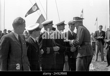 Varsovie, 1947-05-18.Podniesienie bandery W Yacht Klubie Polski przy ul.Wa³ Miedzeszyñski.NZ. m.in. gen.Piotr Jaroszewicz, wiseminister obrony narodowej (6L) wrêcza odznaczenia cz³onkom YKP. bk/ak PAP Varsovie, 18 mai 1947.Pavillon hissant dans le Yacht Club polonais sur la rue Wal Miedzeszynski.Photo : le général Piotr Jaroszewicz, ministre adjoint de la Défense nationale (6e à partir de la gauche) décore les membres du club. bk/ak PAP Banque D'Images