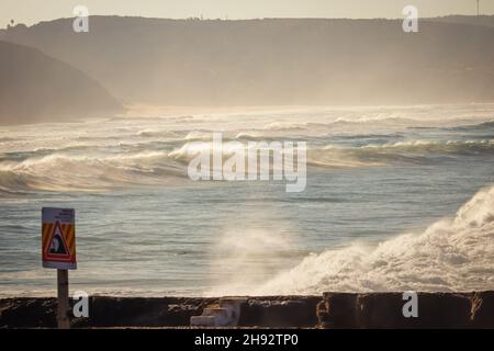 De grandes vagues de l'océan ont frappé le littoral.Onde forte Banque D'Images