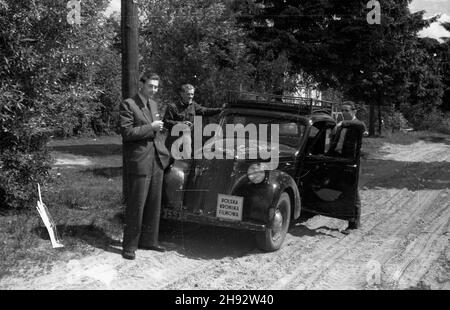 Stawisko, 1947-05-21.Ekipa Polskiej Kroniki Filmowej W drodze do Stawiska, do domu Jaros³awa Iwaszkiewicza. bk/ak PAP Stawisko, 21 mai 1947.Une équipe polonaise de Newreel en route pour Stawisko, la maison de Jaroslaw Iwaszkiewicz. bk/ak PAP Banque D'Images