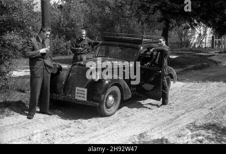 Stawisko, 1947-05-21.Ekipa Polskiej Kroniki Filmowej W drodze do Stawiska, do domu Jaros³awa Iwaszkiewicza. bk/ak PAP Stawisko, 21 mai 1947.Une équipe polonaise de Newreel en route pour Stawisko, la maison de Jaroslaw Iwaszkiewicz. bk/ak PAP Banque D'Images