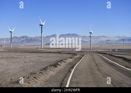 Paysage avec éoliennes dans le désert d'Atacama dans le nord du Chili Banque D'Images