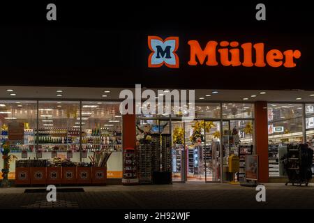 Campos, Espagne; décembre 01 2021: Façade principale de la chaîne de pharmacie Muller, dans la ville de Majorcan de Campos, la nuit Banque D'Images