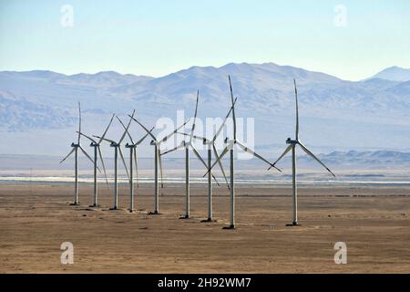 Ferme d'éoliennes en terrain ouvert dans le désert d'Atacama, au nord du Chili Banque D'Images