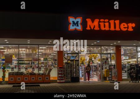 Campos, Espagne; décembre 01 2021: Façade principale de la chaîne de pharmacie Muller, dans la ville de Majorcan de Campos, la nuit Banque D'Images