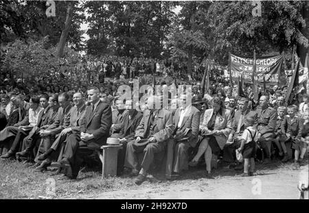 Varsovie, 1947-05-25.Obchody Œwiêta Ludowego zorganizawane przez Stronnictwo Ludowe W Wilanowie.dzia³acze ch³opscy s³uchaj¹ oficjalnych przemówieñ.W g³êbi transparent : Wszyscy ch³opi W Zwi¹zku Samopomocy Ch³opskiej. ps/ms PAPVarsovie, le 25 mai 1947.Fête paysanne célébrée à Wilanow.Photo : les militants paysans écoutent les discours officiels.En arrière-plan, la bannière lit «tous les paysans de l'Union paysanne d'auto-assistance opèrent». ps/ms PAP Banque D'Images