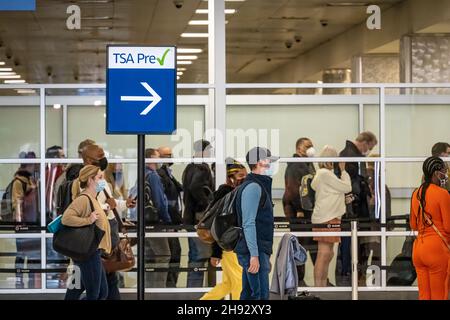 Les voyageurs de vacances se rendent à l'aéroport international Hartsfield-Jackson d'Atlanta, l'aéroport le plus achalandé du monde, à Atlanta, en Géorgie.(ÉTATS-UNIS) Banque D'Images