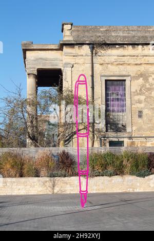 Sculpture de plume de cinq mètres de haut par Michael Craig-Martin à l'extérieur de l'école de gouvernement Blavatnik de l'université d'Oxford Oxford, Angleterre, Royaume-Uni Banque D'Images