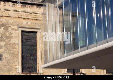 Freud Cafe Bar dans une ancienne église et les fenêtres modernes en verre de l'école de gouvernement Blavatnik de l'Université d'Oxford Oxford Oxford Angleterre Banque D'Images