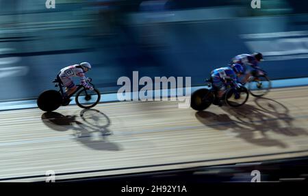 Sophie Capewell en Grande-Bretagne (à gauche) dans le Sprint féminin Heat 1 lors de la troisième manche de la Ligue des champions de piste UCI 2021 au Lee Valley Velpark, Londres.Date de la photo: Vendredi 3 décembre 2021. Banque D'Images