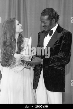 Mary Crosby et Chuck Berry à l'American Music Awards 1981 le 31 janvier 1981.Crédit: Ralph Dominguez/MediaPunch Banque D'Images