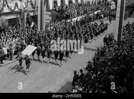 Gniezno, 1947-05-26.Œwiêta Ludowego.NZ.¿eñskie oddzia³y Przysposobienia Rolniczo-Wojskowego podczas defilady na ulicy Chrobrego.Napis na transparencie: Przez PRWK m³odzie¿ ¿eñska zmienia oblicze polskiej wsi. ps/ms PAPGniezno, 26 mai 1947.La fête paysanne célébrait toute la nation.Photo : des unités féminines d'agriculteurs nationaux défilent dans la rue Chobry.La bannière se lit comme suit : les agriculteurs nationaux aident les jeunes femmes à changer la campagne polonaise. ps/ms PAP Banque D'Images