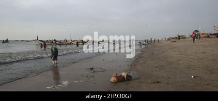 Bateaux de pêche ancrés près de la plage de Kartong. Certains déchargent du poisson vers le marché sur la plage et d'autres se préparent à recommencer. Banque D'Images