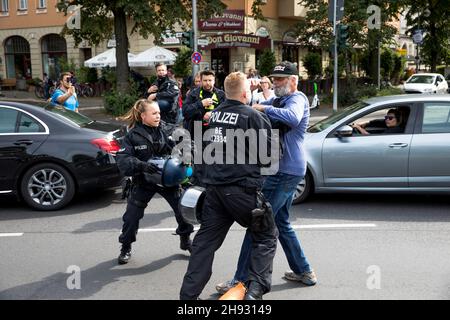 Berlin, Allemagne.28 août 2021.Des milliers de marche à Berlin contre les règles de la COVID en août 2021.Dans le passé, les autorités de Berlin ont interdit plusieurs manifestations prévues de manifestants anti-COVID détenus à Querdenken.La police anti-émeute de Berlin a utilisé des pulvérisations de poivre et de la force physique pour tenter de briser les manifestations.les manifestations contre le blocage du coronavirus en Allemagne ont attiré un mélange de groupes, y compris des activistes anti-vaccination, des théoriciens du complot et de l'extrême droite.(Photo de Michael Kuenne/PRESSCOV/Sipa USA) crédit: SIPA USA/Alay Live News Banque D'Images