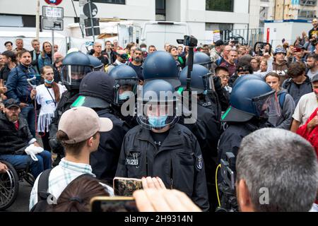 Berlin, Allemagne.28 août 2021.Des milliers de marche à Berlin contre les règles de la COVID en août 2021.Dans le passé, les autorités de Berlin ont interdit plusieurs manifestations prévues de manifestants anti-COVID détenus à Querdenken.La police anti-émeute de Berlin a utilisé des pulvérisations de poivre et de la force physique pour tenter de briser les manifestations.les manifestations contre le blocage du coronavirus en Allemagne ont attiré un mélange de groupes, y compris des activistes anti-vaccination, des théoriciens du complot et de l'extrême droite.(Photo de Michael Kuenne/PRESSCOV/Sipa USA) crédit: SIPA USA/Alay Live News Banque D'Images