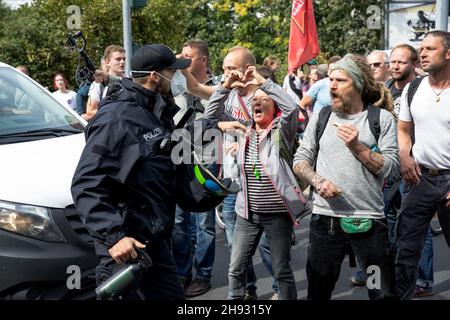 Berlin, Allemagne.28 août 2021.Des milliers de marche à Berlin contre les règles de la COVID en août 2021.Dans le passé, les autorités de Berlin ont interdit plusieurs manifestations prévues de manifestants anti-COVID détenus à Querdenken.La police anti-émeute de Berlin a utilisé des pulvérisations de poivre et de la force physique pour tenter de briser les manifestations.les manifestations contre le blocage du coronavirus en Allemagne ont attiré un mélange de groupes, y compris des activistes anti-vaccination, des théoriciens du complot et de l'extrême droite.(Photo de Michael Kuenne/PRESSCOV/Sipa USA) crédit: SIPA USA/Alay Live News Banque D'Images