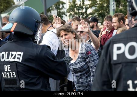 Berlin, Allemagne.28 août 2021.Des milliers de marche à Berlin contre les règles de la COVID en août 2021.Dans le passé, les autorités de Berlin ont interdit plusieurs manifestations prévues de manifestants anti-COVID détenus à Querdenken.La police anti-émeute de Berlin a utilisé des pulvérisations de poivre et de la force physique pour tenter de briser les manifestations.les manifestations contre le blocage du coronavirus en Allemagne ont attiré un mélange de groupes, y compris des activistes anti-vaccination, des théoriciens du complot et de l'extrême droite.(Photo de Michael Kuenne/PRESSCOV/Sipa USA) crédit: SIPA USA/Alay Live News Banque D'Images