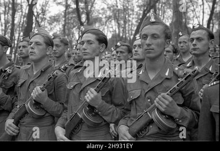 Gniezno, 1947-05-27.Pierwszy ogólnopolski zlot junaków Przysposobienia Rolniczo-Wojskowego (PRW) W GnieŸnie.NZ. Junacy PRW z broni¹. ps/ms PAPGniezno, 27 mai 1947.Le premier congrès national des jeunes agriculteurs à Gniezno.Photo: Les jeunes hommes avec les bras. ps/ms PAP Banque D'Images