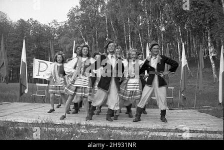 Gniezno, 1947-05-27.Pierwszy ogólnopolski zlot junaków Przysposobienia Rolniczo-Wojskowego (PRW) W GnieŸnie.NZ. Wystêpy zespo³u regionalnego W obozie PRW. ps/ms PAPGniezno, 27 mai 1947.Le premier congrès national des jeunes agriculteurs à Gniezno.Photo : une performance d'un encryptage régional dans le camp. ps/ms PAP Banque D'Images