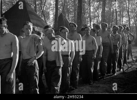 Gniezno, 1947-05-27.Pierwszy ogólnopolski zlot junaków Przysposobienia Rolniczo-Wojskowego (PRW) W GnieŸnie.NZ. Junacy W drodze do polowej umywalni. ps/ms PAPGniezno, 27 mai 1947.Le premier congrès national des jeunes agriculteurs à Gniezno.Photo: Les gens de joung vont dans une salle de bain mobile. ps/ms PAP Banque D'Images