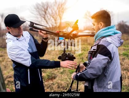 Préparation du drone pour la prise de.Photographie de drone. Banque D'Images