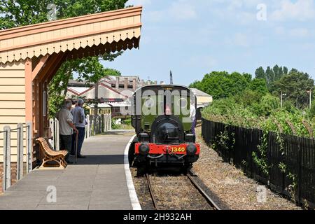 Didcot, Angleterre - juin 2021 : petite locomotive à vapeur d'époque arrivant à la gare du Didcot Railway Centre Banque D'Images