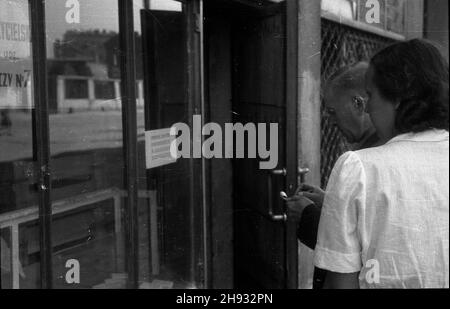 Varsovie, 1947-05-27.Komisja Specjalna do Walki z Nadu¿yciami i Szkodnictwem Gospodarczym prowadzi³a dzia³ania przeciwko prywatnym przedsiêbiorcom i w³aœcicielom zwan¹ bitw¹ o handel.W ramach akcji spo³ecznych kontrolerów Komisji przeciwko prywatnym us³ugom spó³dzielniê nauczycielsk¹ ukarano za uprawianie spekulacji - jej pracownicy byli podejrzewani o nielegaln¹ sprzeda¿ chleba.Przy wejœciu do spó³dzielni umieszczono wywieszkê z informacj¹ o ukaraniu. ps/ms PAPVarsovie, le 27 mai 1947.Une Commission spéciale contre les abus commerciaux a sévi sur l'entreprise privée dans une campagne du Banque D'Images