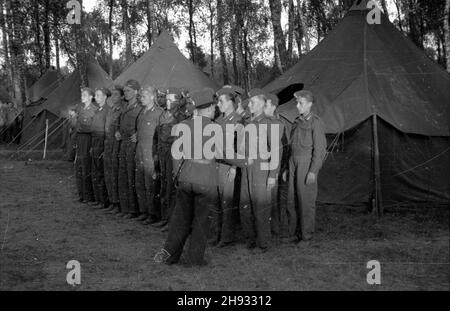 Gniezno, 1947-05-27.Pierwszy ogólnopolski zlot junaków Przysposobienia Rolniczo-Wojskowego (PRW) W GnieŸnie.NZ. Junacy podczas zbiórki W obozie PRW. ps/ms PAPGniezno, 27 mai 1947.Le premier congrès national des agriculteurs youg à Gniezno.Photo : une assemblée dans le camp. ps/ms PAP Banque D'Images