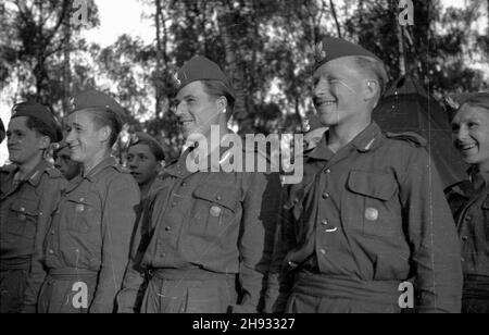 Gniezno, 1947-05-27.Pierwszy ogólnopolski zlot junaków Przysposobienia Rolniczo-Wojskowego (PRW) W GnieŸnie.NZ. Junacy podczas zbiórki W obozie PRW. ps/ms PAPGniezno, 27 mai 1947.Le premier congrès national des agriculteurs youg à Gniezno.Photo : une assemblée dans le camp. ps/ms PAP Banque D'Images