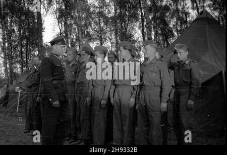 Gniezno, 1947-05-27.Pierwszy ogólnopolski zlot junaków Przysposobienia Rolniczo-Wojskowego (PRW) W GnieŸnie.NZ. Junacy podczas zbiórki W obozie PRW. ps/ms PAPGniezno, 27 mai 1947.Le premier congrès national des agriculteurs youg à Gniezno.Photo : une assemblée dans le camp. ps/ms PAP Banque D'Images