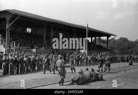 Gniezno, 1947-05-27.Pierwszy ogólnopolski zlot junaków Przysposobienia Rolniczo-Wojskowego (PRW) W GnieŸnie.NZ. Start marssu patrolowego na 5 milletrów. ps/ms PAPGniezno, 27 mai 1947.Le premier congrès national des jeunes agriculteurs à Gniezno.Photo: Le début d'une marche de cinq kilomètres de rue. ps/ms PAP Banque D'Images