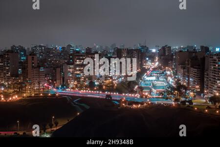 Vue aérienne de nuit sur le pont de Villena Rey depuis le district de Miraflores à Lima, Pérou Banque D'Images