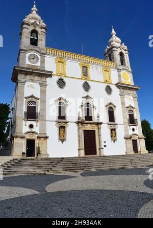 Eglise Carmo à Faro Portugal , Igreja da Ordem Terceira de Nossa Senhora do Monte do Carmo.L'Igreja do Carmo à Faro, avec ses tours de cloches doubles i Banque D'Images